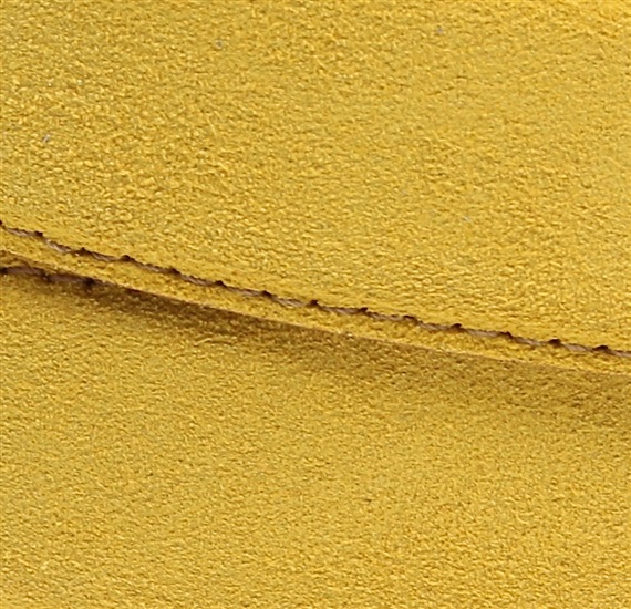 Detalhe cinto de couro rachado amarelo
