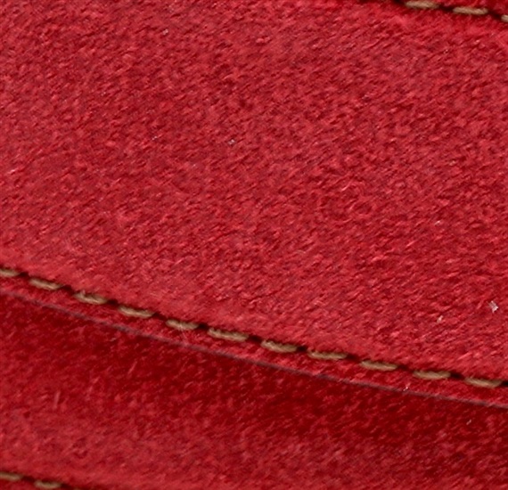 Detalhe cinto de couro rachado granada