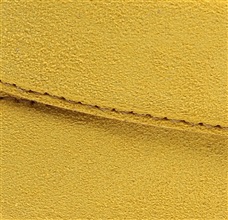 Detalhe cinto de couro rachado amarelo